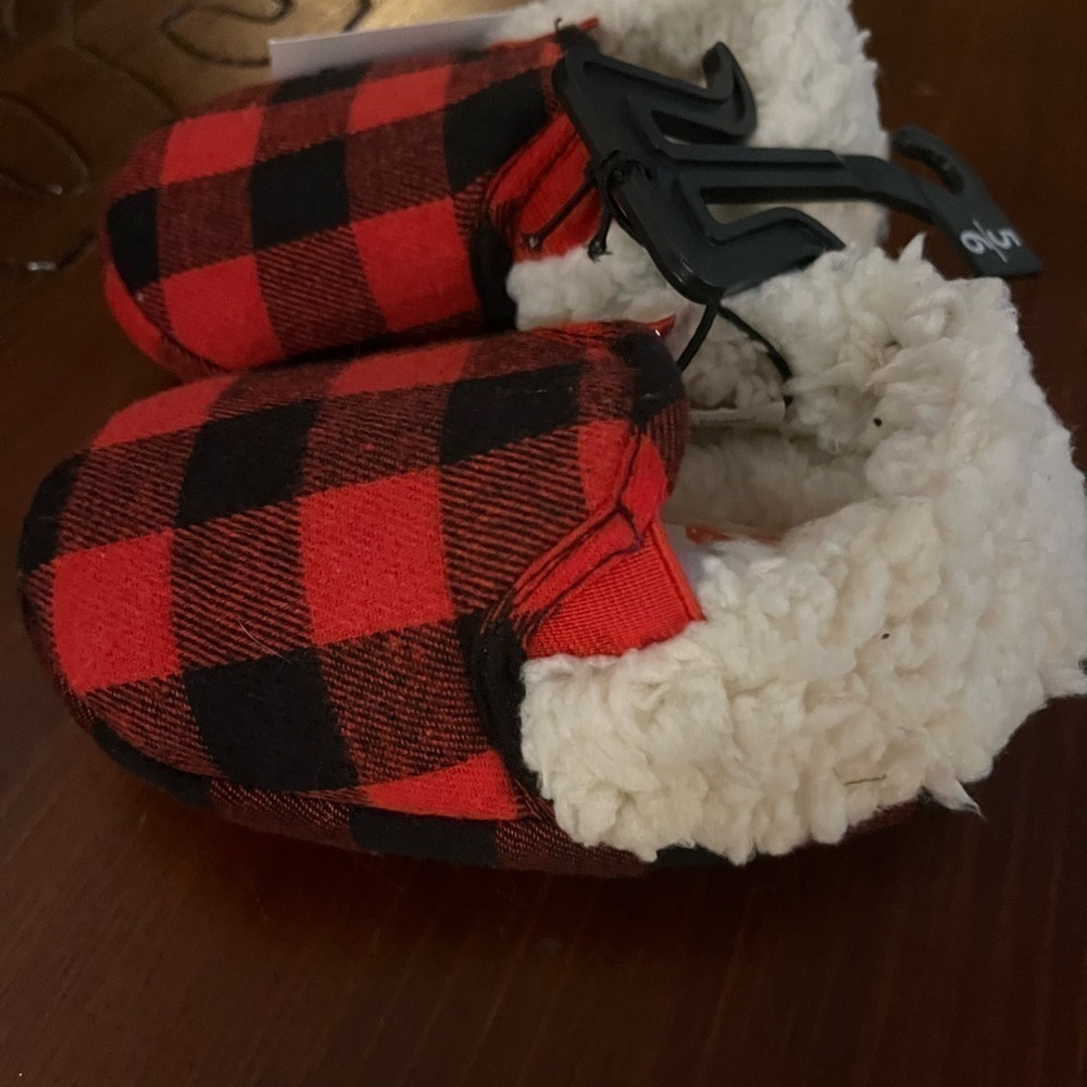 𝅺nwt Infant Slipper. Size 5/6